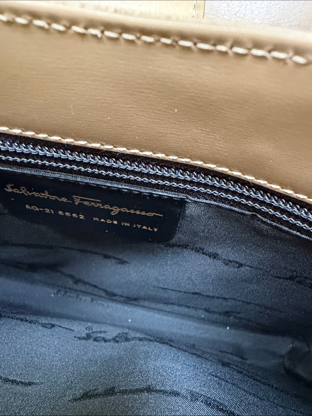 Salvatore Ferragamo Cream Leather Shoulder Bag with Gold Gancini - Picture 5 of 9